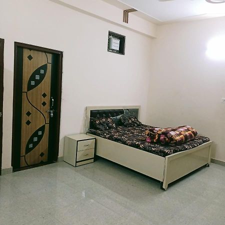 Radha Bhavan Vrindavan Bagian luar foto