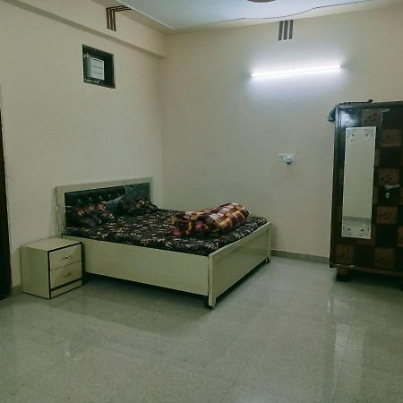 Radha Bhavan Vrindavan Bagian luar foto