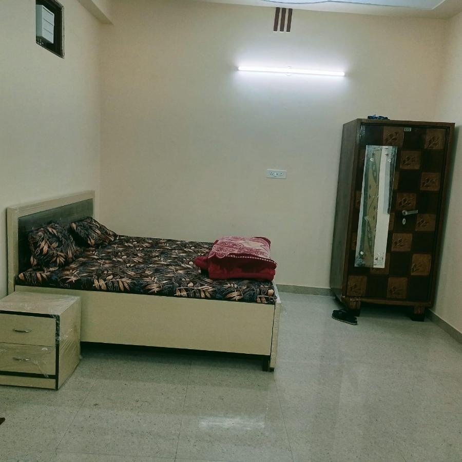 Radha Bhavan Vrindavan Bagian luar foto