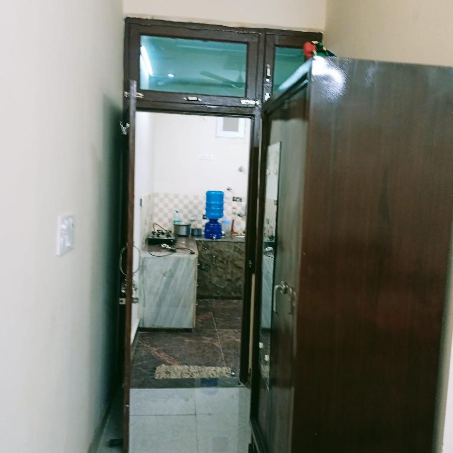 Radha Bhavan Vrindavan Bagian luar foto