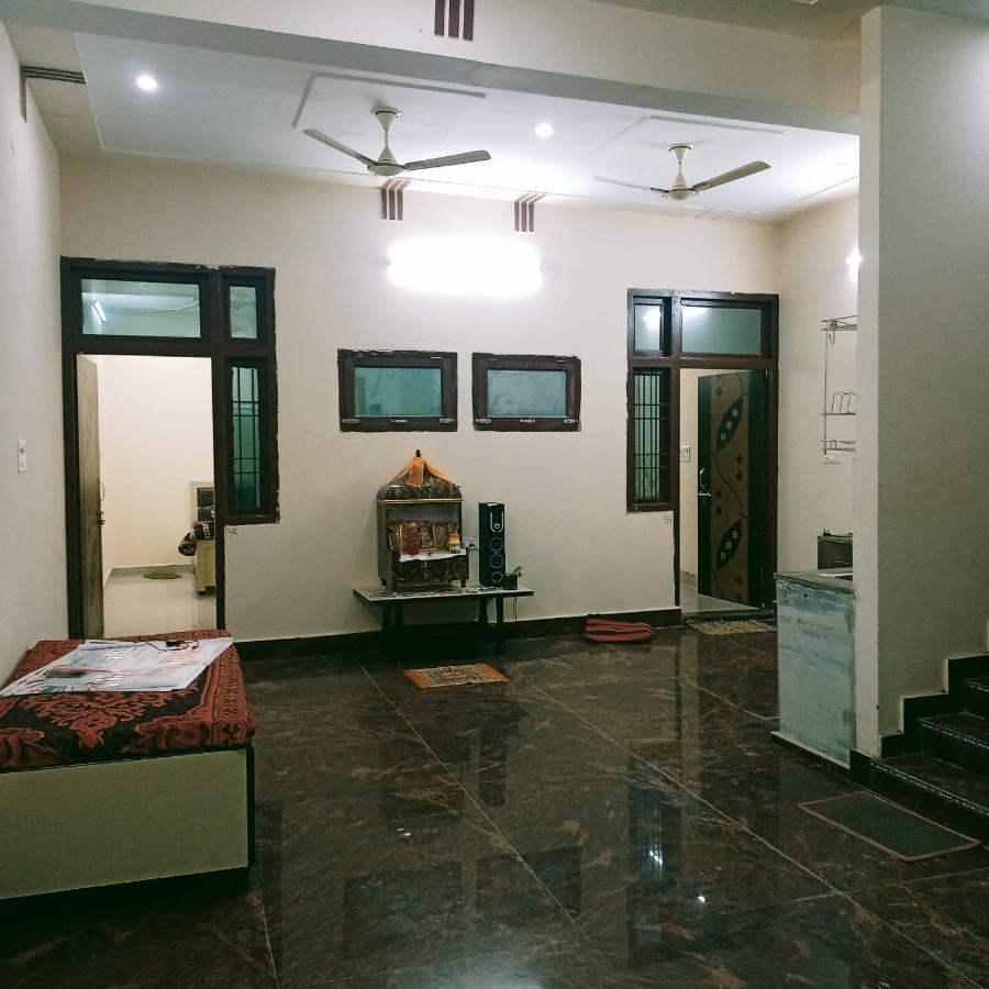 Radha Bhavan Vrindavan Bagian luar foto