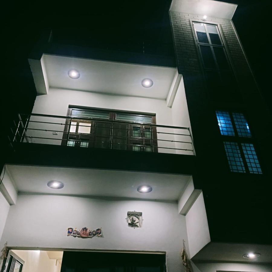 Radha Bhavan Vrindavan Bagian luar foto