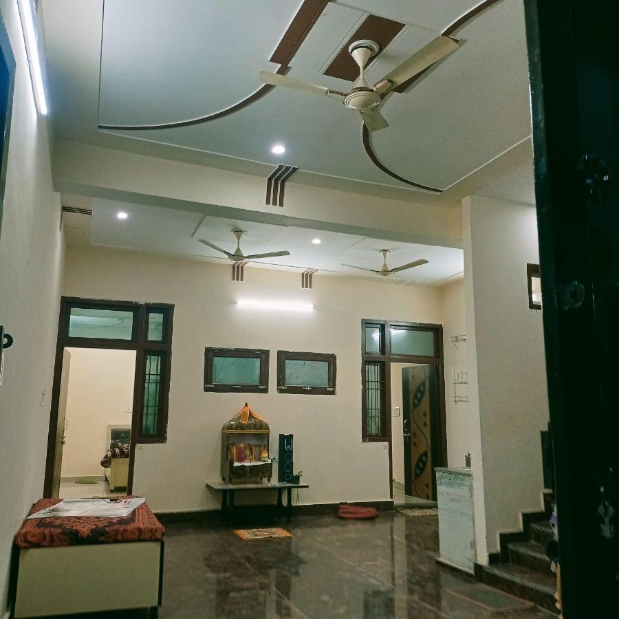 Radha Bhavan Vrindavan Bagian luar foto
