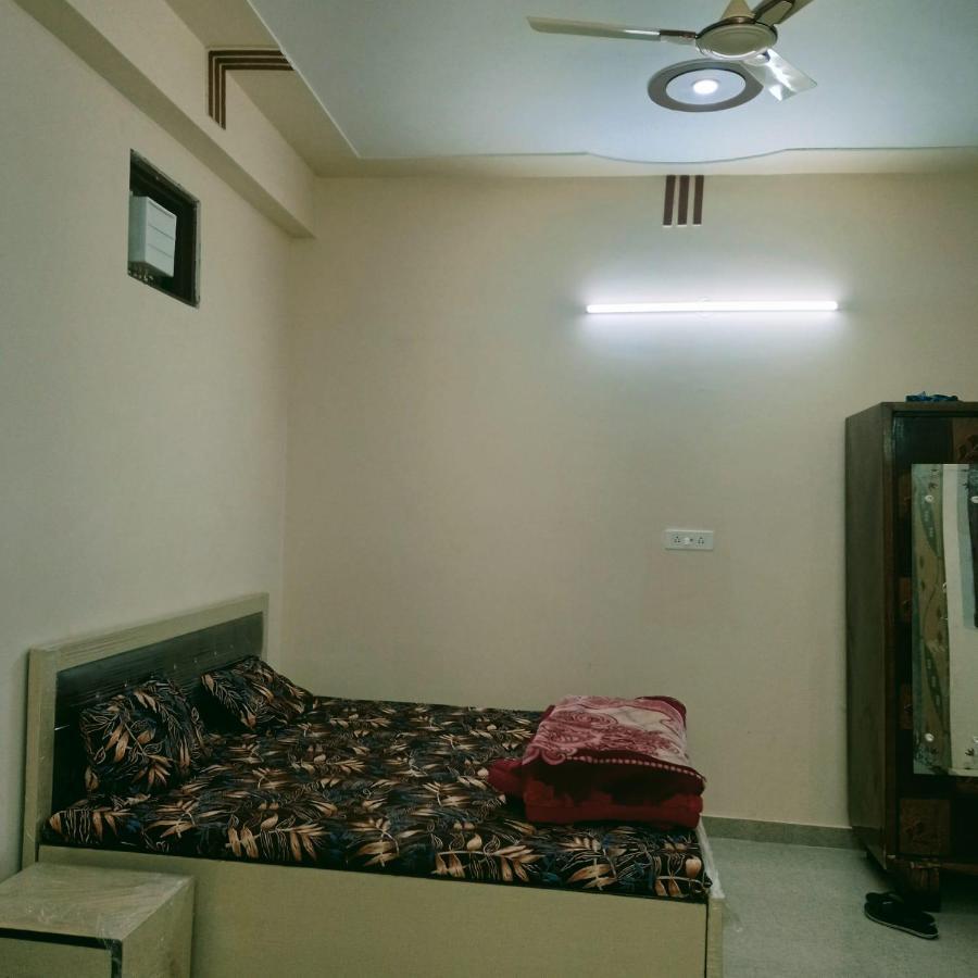 Radha Bhavan Vrindavan Bagian luar foto