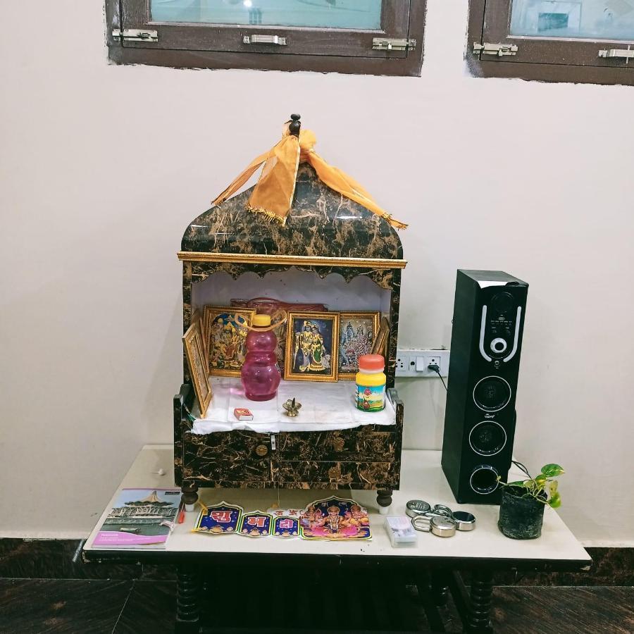 Radha Bhavan Vrindavan Bagian luar foto