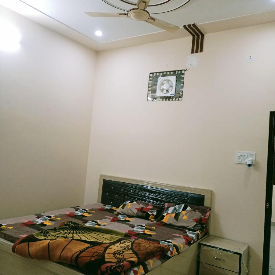 Radha Bhavan Vrindavan Bagian luar foto