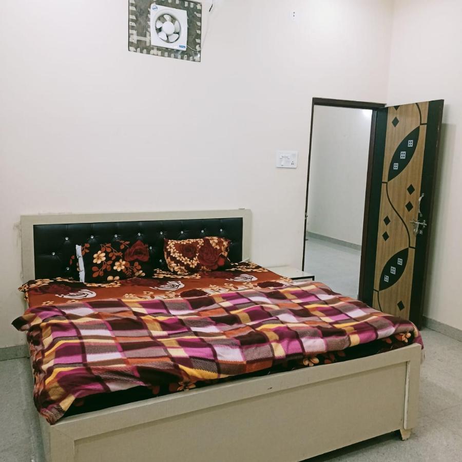 Radha Bhavan Vrindavan Bagian luar foto
